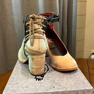 FREEBIRD by Steven Raeanne Bootie size 11 Taupe Multi color